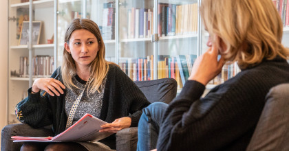 Teilnehmerin und Dozent*in in einem Übungsgespräch in der Weiterbildung Systemisches Jobcoaching Ü25